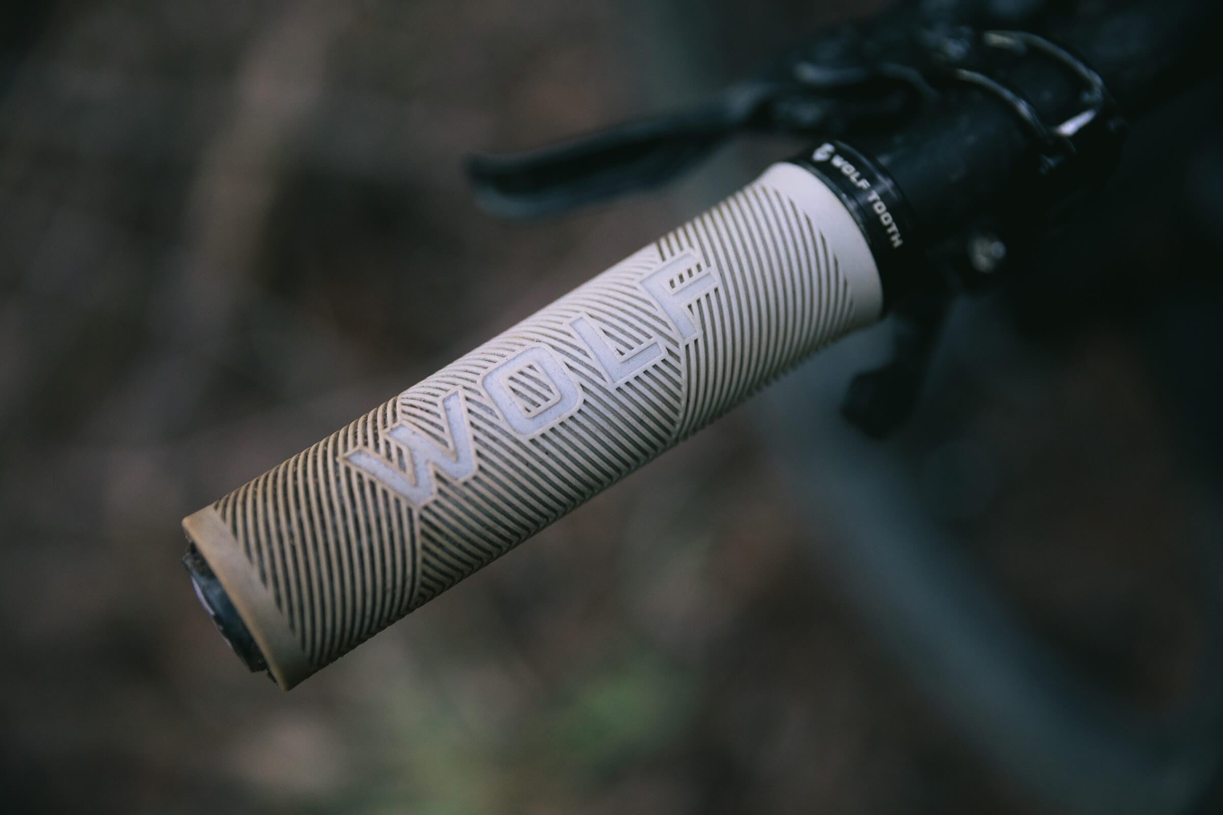 Echo Lock-On Grips – Colors – Wolf Tooth Components